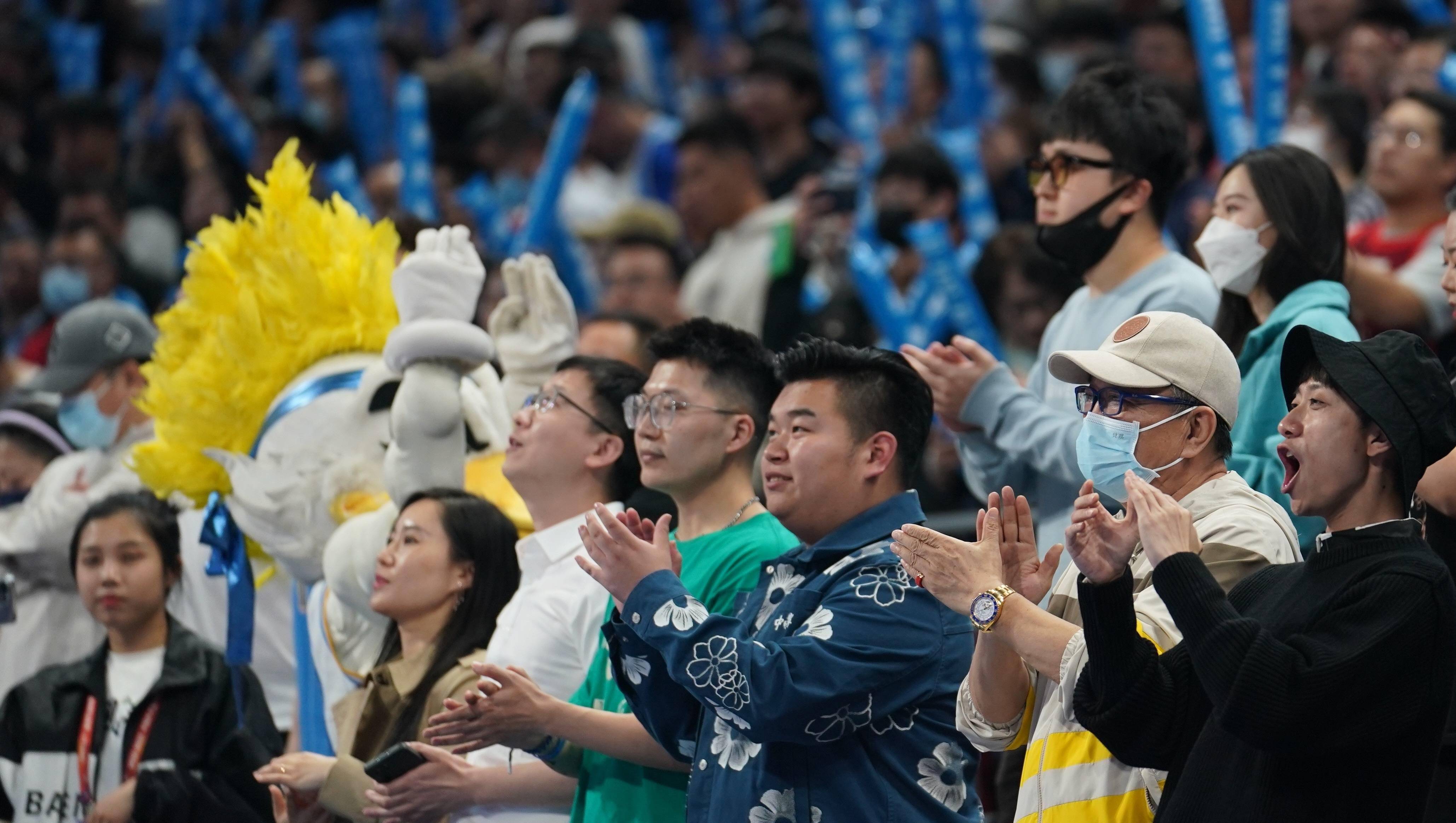 现场氛围：球迷互动带来的火热气氛