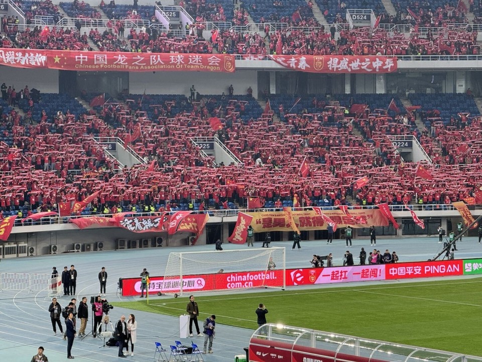 现场氛围：球迷互动带来的火热气氛