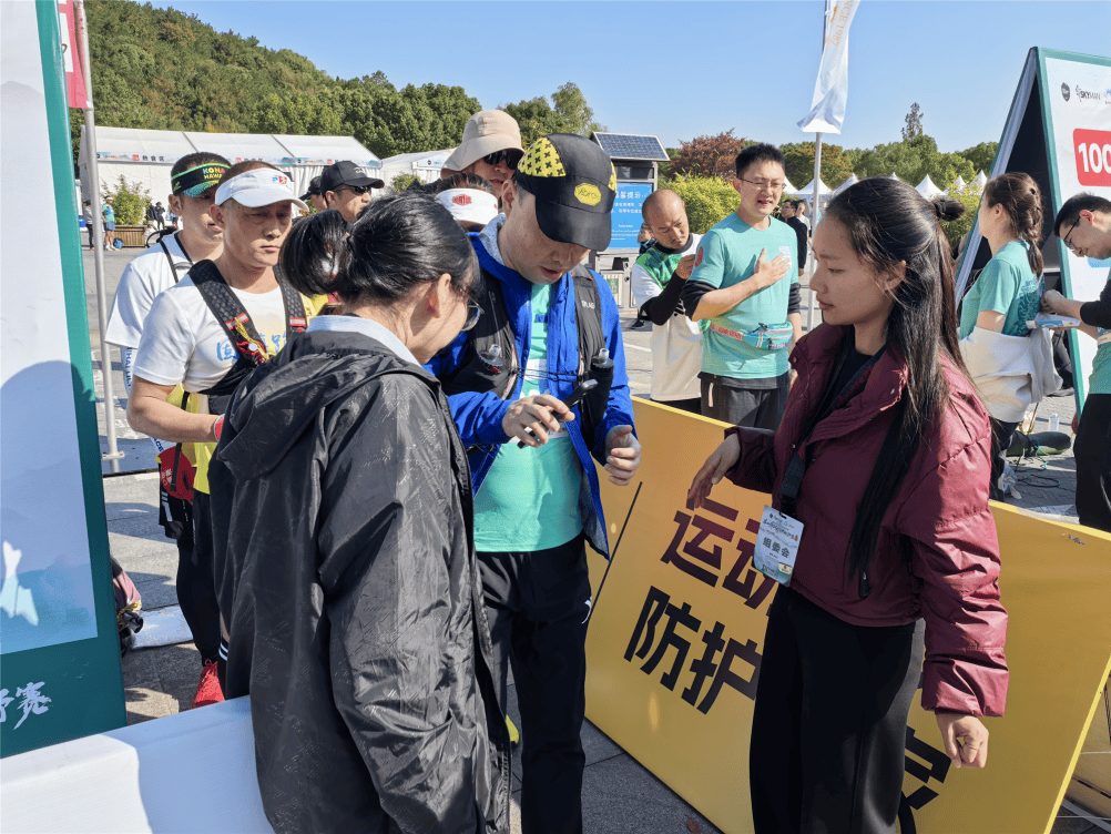 包含赛事现场粉丝互动不断，志愿者服务周到的词条